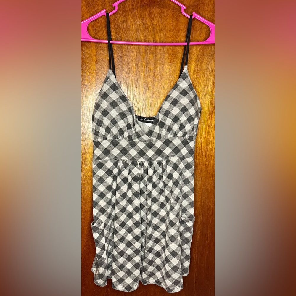 Cute flowy tank w/pockets!